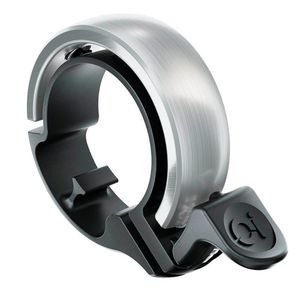 Timbre Oi Classic Color Silver, se ajusta a barras de 23.8 - 31.8 mm, medidas: 16 mm x 49 mm y pesa 26 gramos, con golpe de campana firme y rápido